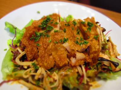 สลัดไก่นัมบัง ที่ ร้านอาหาร Yura An Café