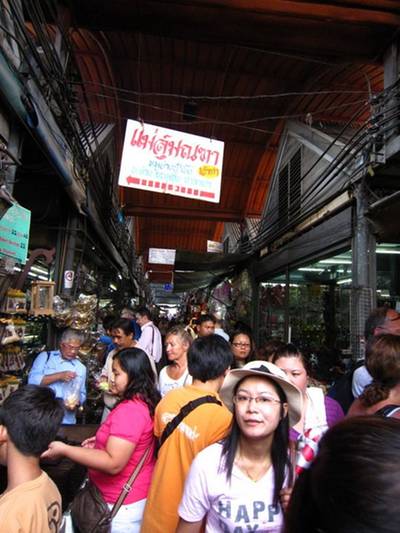 ตามป้ายเข้าไปเลยค่ะ ที่ ร้านอาหาร แม่สุมณฑา หมูย่างน้ำผึ้ง