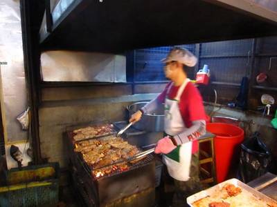 ย่างกันจะจะ ที่ ร้านอาหาร แม่สุมณฑา หมูย่างน้ำผึ้ง