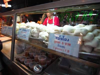 หมันโถวชื่อดัง ที่ ร้านอาหาร แม่สุมณฑา หมูย่างน้ำผึ้ง