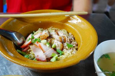 บะหมี่เกี๊ยว ที่ ร้านอาหาร บะหมี่เกี๊ยว หน้าปั๊มน้ำมันปิโตรนาส ลาดพร้าว