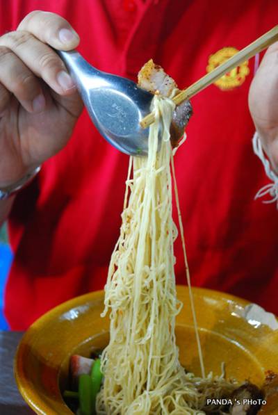 บะหมี่เกี๊ยว ที่ ร้านอาหาร บะหมี่เกี๊ยว หน้าปั๊มน้ำมันปิโตรนาส ลาดพร้าว