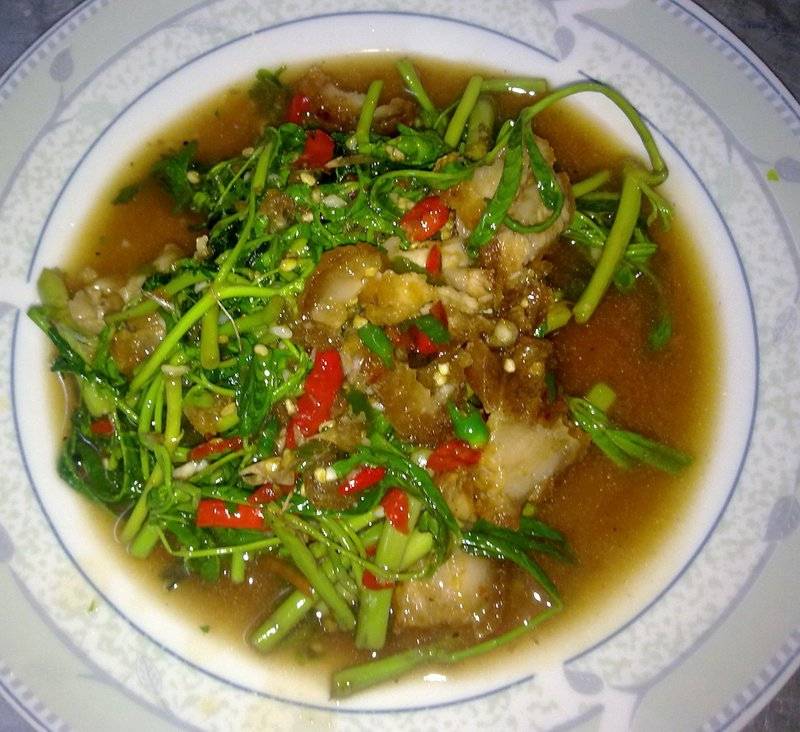 ผัดผักกระเฉดหมูกรอบ ที่ ร้านอาหาร บุญชูเลิศรส