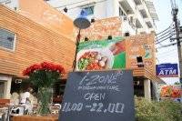 ส่วนของลานกลางเเจ้ง ที่ ร้านอาหาร i zone food and furniture (ลุงจอมใจดี)