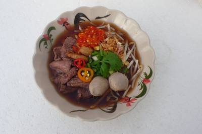 ก๋วยเตี๋ยวเรือใช้ลูกชิ้นทำจากเนื้อล้วน 100% เเละเนื้อตุ๋นข้ามคืนจนเปื่อย ที่ ร้านอาหาร i zone food and furniture (ลุงจอมใจดี)