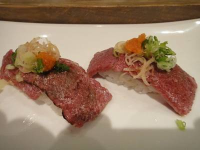 ซูชิเนื้อม้า ที่ ร้านอาหาร Honmono Sushi เซ็นทรัลชิดลม