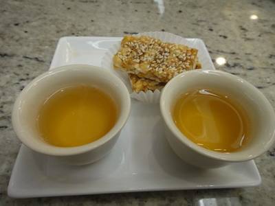 มีถั่วตัดและชา มาให้กินเล่นๆ ระหว่างรออาหาร ที่ ร้านอาหาร Hongmin ฮองมิน เซ็นทรัลปิ่นเกล้า
