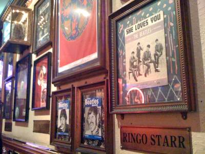 กำแพง ที่ ร้านอาหาร Hard Rock Cafe Bangkok