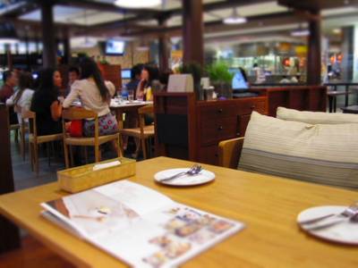บรรยากาศร้าน ที่ ร้านอาหาร On the table tokyo café Central World
