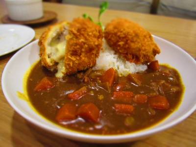 หมูทอดชีส แกงกะหรี่ ที่ ร้านอาหาร On the table tokyo café Central World