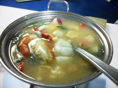ต้มยำโป๊ะแตกน้ำใส รสชาติโอเคค่ะ ที่ ร้านอาหาร ต๋อย & คิด ซีฟู้ด