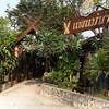 ทางเข้าร้าน ที่ ร้านอาหาร แพแม่น้ำ