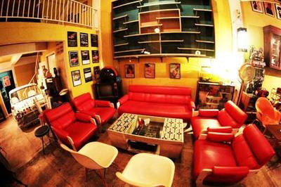 โซฟาสไตล์ Retro ขนาดใหญ่นั่งสบายมาก ที่ ร้านอาหาร Goldies Bar