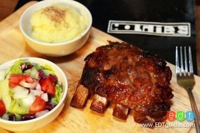 เมนูเด็ดของร้าน ซี่โครงหมูอบน้ำผึ้ง เสริฟพร้อมสลัด ที่ ร้านอาหาร Goldies Bar