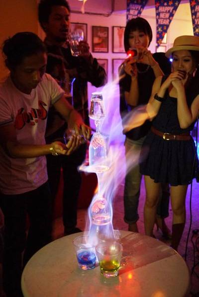 ค๊อกเทลโดยบาร์เทนเดอร์มือหนึ่ง ที่ ร้านอาหาร Goldies Bar