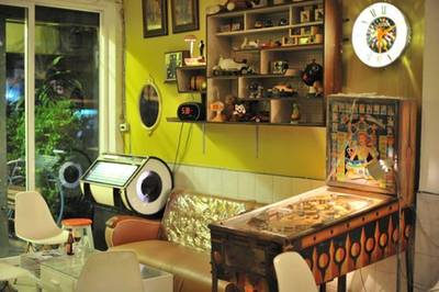 ทุกมุมในร้านมีไว้เพื่อกดชัตเตอร์เพื่อเก็บภาพสวยๆ จิงๆ ที่ ร้านอาหาร Goldies Bar
