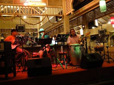 วงดนตรีเพราะๆ ที่กินลมฯ ที่ ร้านอาหาร กินลมชมสะพาน