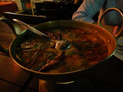 ต้มยำกุ้ง ที่ ร้านอาหาร กินลมชมสะพาน