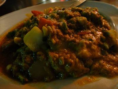 ปูนิ่มผัดผงกระหรี่ ที่ ร้านอาหาร กินลมชมสะพาน