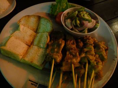 หมูสะเต๊ะ ที่ ร้านอาหาร กินลมชมสะพาน