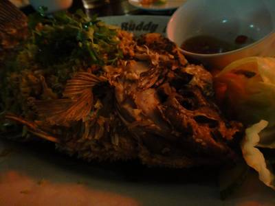 ปลาแรดทอดกระเทียม ที่ ร้านอาหาร กินลมชมสะพาน