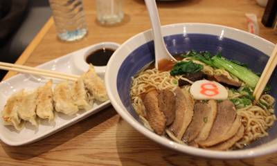 หน้าตาเกี๊ยวและคาโมะราเมนจร้า♥ ที่ ร้านอาหาร ฮะจิบัง ราเมง