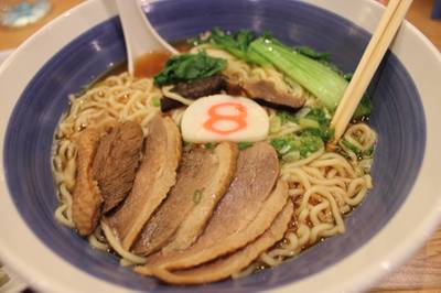 ซูมเข้าไปดูบะหมี่เป็ดซักหน่อยยยย~ ที่ ร้านอาหาร ฮะจิบัง ราเมง