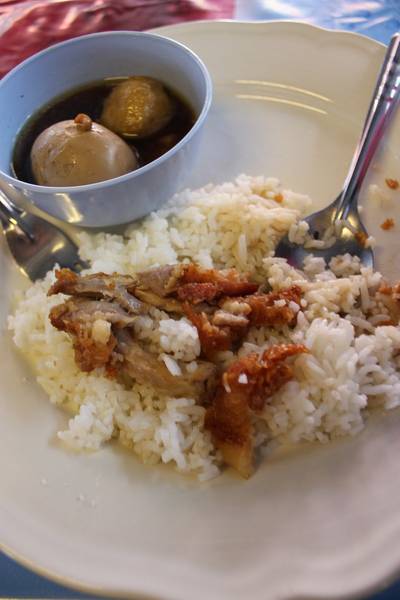 ข้าวไก่ทอดและไข่พะโล้จร๊ะ♥ ที่ ร้านอาหาร ครัวเบญจรงค์อาหารอิสลาม