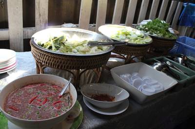 โซนตักผักอันลิมิเตด ที่ ร้านอาหาร ครัวเบญจรงค์อาหารอิสลาม
