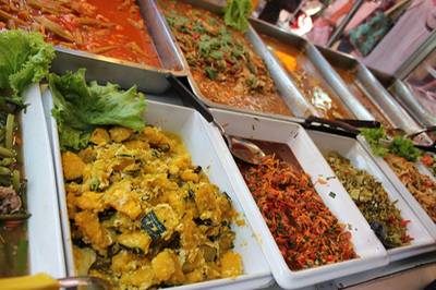 กับข้าวเรียงรายกว่า 20 อย่าง♥ ที่ ร้านอาหาร ครัวเบญจรงค์อาหารอิสลาม