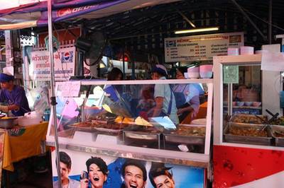บริเวณหน้าร้านครับ♥ ที่ ร้านอาหาร ครัวเบญจรงค์อาหารอิสลาม