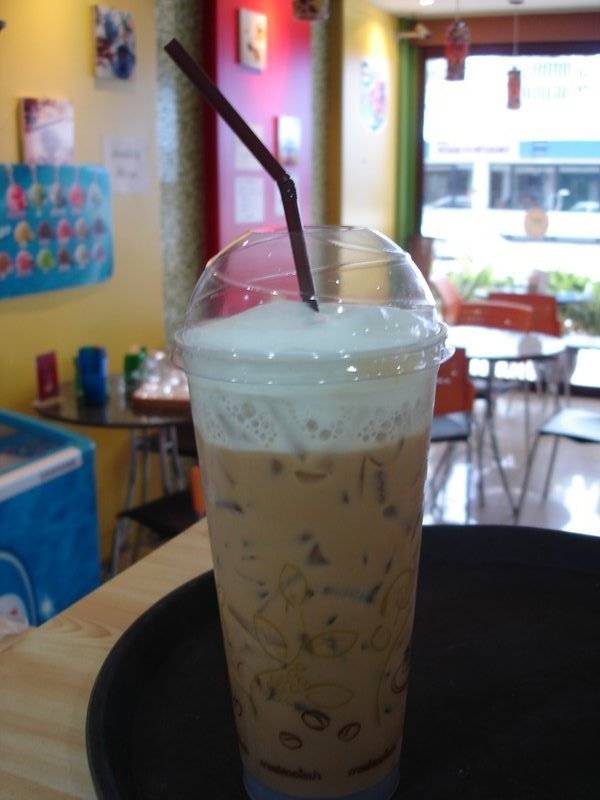 คาปูชิโน่เย็น ที่ ร้านอาหาร ปั้นแป้งสิวลี