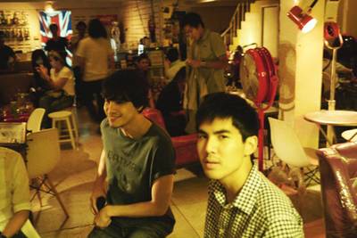 กรี๊ดดดด พี่ซันนี่ ขาวหล่อ ที่ ร้านอาหาร Goldies Bar
