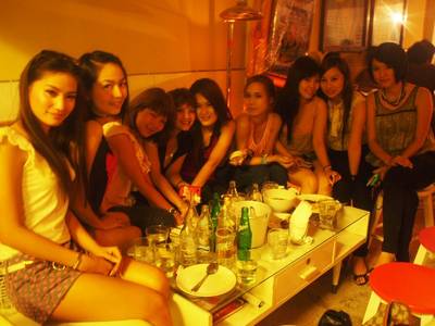 คนสวยๆ อิอิอิ ที่ ร้านอาหาร Goldies Bar