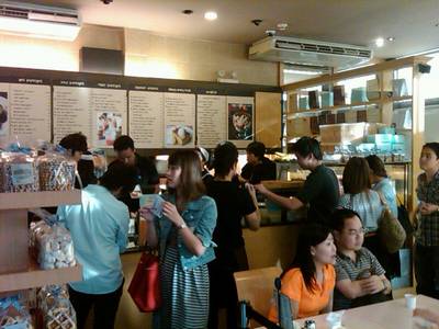 ในร้านที่พลุกพล่าน ที่ ร้านอาหาร After You Dessert Cafe J Avenue