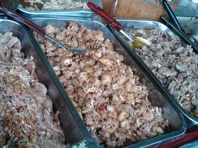 มีหลายอย่างนอกจากหมูทอด ที่ ร้านอาหาร หมูทอดเจ๊จง หลังโลตัสพระราม 4