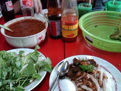 บรรยากาศการกินที่ร้าน ผักฟรี น้ำพริกฟรี เติมข้าวฟรี ที่ ร้านอาหาร หมูทอดเจ๊จง หลังโลตัสพระราม 4