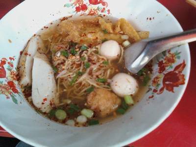 ก๋วยเตี๋ยวใส่กระเทียม(เจียว) เผลอกินไปหน่อยก่อนถ่ายรูป ที่ ร้านอาหาร ก๋วยเตี๋ยว-เกี๊ยวสะพานเหลือง
