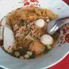 ก๋วยเตี๋ยวใส่กระเทียม(เจียว) เผลอกินไปหน่อยก่อนถ่ายรูป ที่ ร้านอาหาร ก๋วยเตี๋ยว-เกี๊ยวสะพานเหลือง