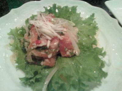 ยำปลาแซลมอน ที่ ร้านอาหาร ฟูจิ อาคารอื้อจือเหลียง