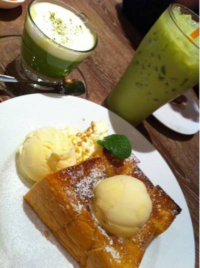 Toast กับ ชาเขียวร้อนและเย็น ที่ ร้านอาหาร Mama Big