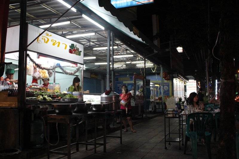 บรรยากาศโต๊ะของร้านเจ้ฑา ที่ ร้านอาหาร ร้านเจ้ฑา