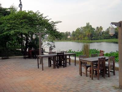 บรรยากาศริมน้ำ ที่ ร้านอาหาร ปานเทวี ริเวอร์ไซด์ รีสอร์ท&สปา