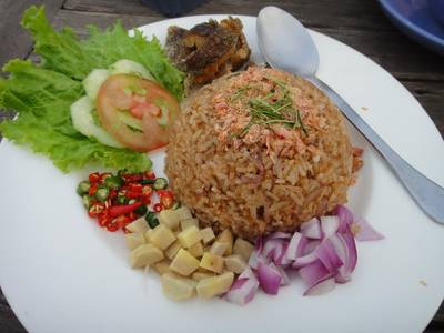 ข้าวผัดปลาสลิด สมุนไพร ที่ ร้านอาหาร ปานเทวี ริเวอร์ไซด์ รีสอร์ท&สปา