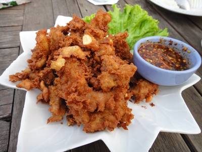หมูทอด ที่ ร้านอาหาร ปานเทวี ริเวอร์ไซด์ รีสอร์ท&สปา