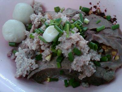 เล็กแห้งทุกอย่าง ที่ ร้านอาหาร รุ่งเรือง ก๋วยเตี๋ยวหมู