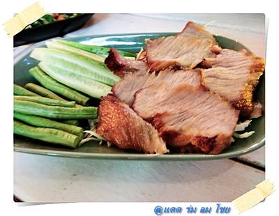 คอหมูย่างน้ำจิ้มแจ่ว ที่ ร้านอาหาร แดด ร่ม ลม โชย