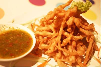 อาหารสุขภาพ ยำเห็ดเข็มทองกรอบ เด็ดสุดๆ ที่ ร้านอาหาร Goldies Bar