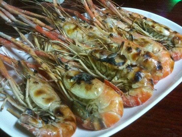 กุ้งเผาสดๆ ที่ ร้านอาหาร บ่อตกกุ้ง รัชดา ซอย 8 ฝั่งธน