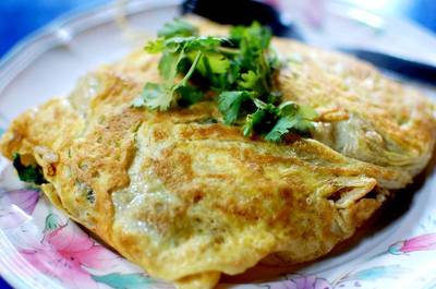 ข้าวผัดเขียวหวานห่อไข่ เป็นอีกเมนูที่ห้ามพลาดค่ะ ไข่ห่อเนื้อเนียนน่าทานมากค่ะ ที่ ร้านอาหาร ร้านกระทะดัง
